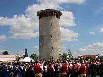 Der Wasserturm am Ortsrand in der Nähe der Mehrzweckhalle ist das markante Wahrzeichen der Gemeinde Rannungen. Unser Bild entstand beim Bezirksmusikfest vor wenigen Wochen.  Fotos: Dieter Britz