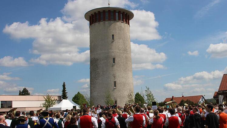 Der Wasserturm am Ortsrand in der Nähe der Mehrzweckhalle ist das markante Wahrzeichen der Gemeinde Rannungen. Unser Bild entstand beim Bezirksmusikfest vor wenigen Wochen.  Fotos: Dieter Britz