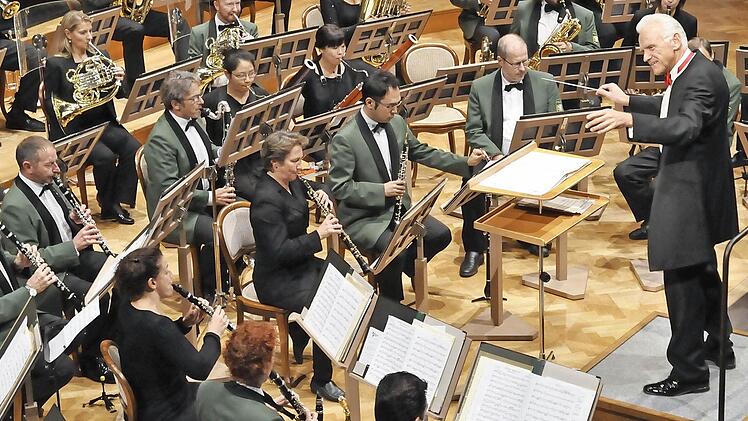 Das Polizeiorchester Bayern unter der musikalischen Leitung von Prof. Johann Mösenbichler ist ein erstklassiger Klangkörper, der die Bayerische Polizei hervorragend repräsentiert. Foto: Peter Klopf