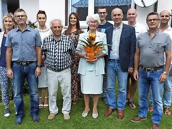 Wilhelmine Schramm (vorne, Mitte) mit ihrem Ehemann Hans (links daneben) und Bürgermeister Franz Uome (rechts daneben) im Kreise der Familie  Foto: Klaus-Peter Wulf