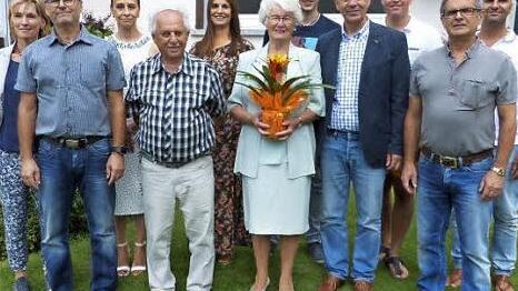 Wilhelmine Schramm (vorne, Mitte) mit ihrem Ehemann Hans (links daneben) und Bürgermeister Franz Uome (rechts daneben) im Kreise der Familie  Foto: Klaus-Peter Wulf