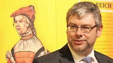 Ausstellungsleiter Peter Wolf vor einer halbfertigen Wand
