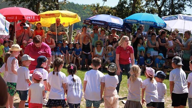 Mit verschiedenen Liedern zeigten die Kinder was es mit den Sinnen auf sich hat.