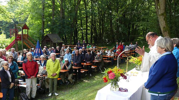 Gottes Wort vor herrlicher Kulisse: Gottesdienstbeauftragter Matthias Ebner hielt die Bergmesse am Schweinfurter Haus, das ab sofort wieder t&auml;glich ge&ouml;ffnet hat.  Foto: Marc Huter