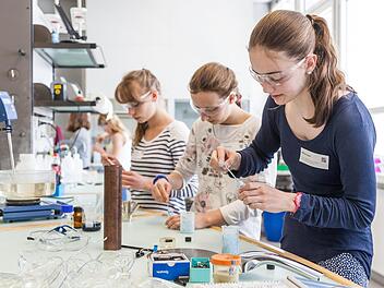 Am Girls‘ Day können Mädchen in die unterschiedlichsten Berufsfelder hineinschnuppern und sich über Praktikums- und Ausbildungsplätze informieren. Foto: Kompetenzzentrum Technik-Diversity-Chancengleichheit e.V.