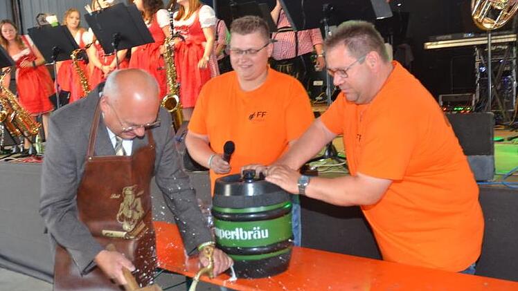 Zwei gezielte Schläge brauchte Zweiter Bürgermeister Siegfried beim Bieranstich. Mit im Bild Vorsitzender Dirk Kreul und Kommandant Dirk Raupach (rechts).  Fotos: K.-H. Hofmann