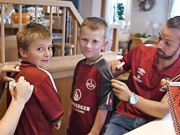 Nach dem Ebersdorfs Bürgermeister Bernd Reisenweber die fröhliche Talkrunde in lockerer Atmosphäre eröffnete, plauderten Federico Palacios (links) und Co-Trainer Fabian Adelmann vom Erstliga-Aufsteigers 1. FC Nürnberg munter aus dem "Nähkästchen". Auch die jungen Autogrammjäger wie hier Nico Schiller (links) und Yannick Deichmüller kamen danach voll auf ihre Kosten.  Foto: Reinhard Zichy