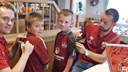 Nach dem Ebersdorfs Bürgermeister Bernd Reisenweber die fröhliche Talkrunde in lockerer Atmosphäre eröffnete, plauderten Federico Palacios (links) und Co-Trainer Fabian Adelmann vom Erstliga-Aufsteigers 1. FC Nürnberg munter aus dem "Nähkästchen". Auch die jungen Autogrammjäger wie hier Nico Schiller (links) und Yannick Deichmüller kamen danach voll auf ihre Kosten.  Foto: Reinhard Zichy