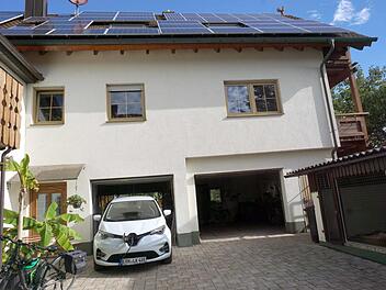 Die Module auf dem Dach versorgen auch das E-Auto und das E-Bike mit Strom, der Bananenstaude  reichen Sonne und Pflege.R. Sänger