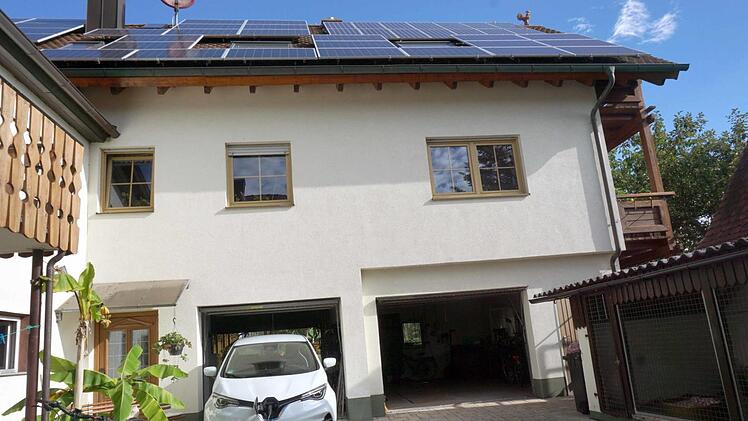 Die Module auf dem Dach versorgen auch das E-Auto und das E-Bike mit Strom, der Bananenstaude  reichen Sonne und Pflege.R. Sänger