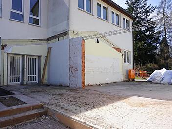 Die Sanierungsarbeiten an der Schule Zeitlofs sind in vollem Gange.  Foto: Marion Eckert