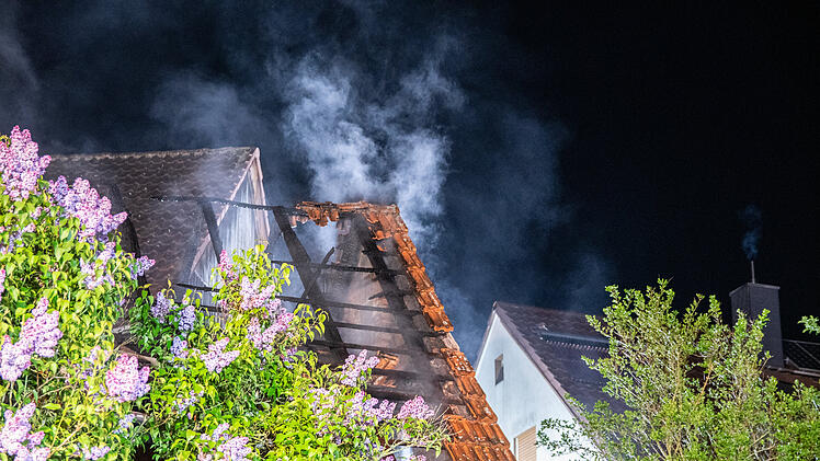 Einfamilienhaus in Vollbrand: 200 Kräfte kämpfen gegen Flammen
