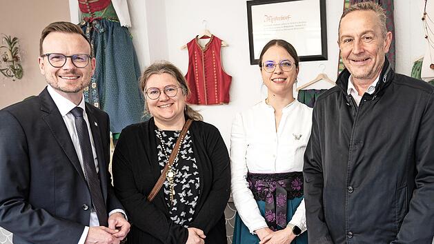 Bezirkstagspr&auml;sident Peter Daniel Forster und Trachtenberaterin Katrin Weber im neuen Atelier von Rosalie Postatny mit Forchheims B&uuml;rgermeister Udo Sch&ouml;nfelder (von links)