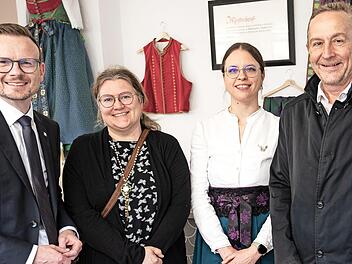 Bezirkstagspräsident Peter Daniel Forster und Trachtenberaterin Katrin Weber im neuen Atelier von Rosalie Postatny mit Forchheims Bürgermeister Udo Schönfelder (von links)