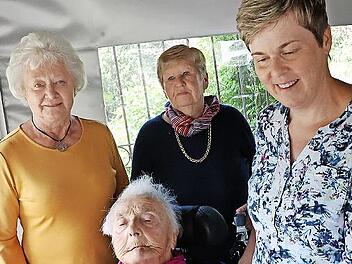 Die Jubilarin Trina Eber spricht zwar nicht mehr, doch sie freute sich über den Besuch: (st. v. l.) Tochter Margit Pfaffenberger, Brigitte Eber und Enkelin Barbara Fleischmann.