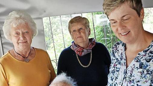 Die Jubilarin Trina Eber spricht zwar nicht mehr, doch sie freute sich über den Besuch: (st. v. l.) Tochter Margit Pfaffenberger, Brigitte Eber und Enkelin Barbara Fleischmann.