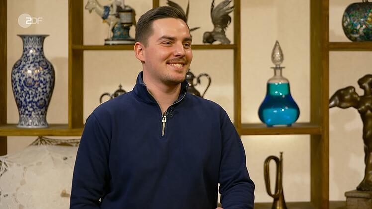 Robin aus Zeltingen-Rachtig hatte das Collier und den dazu passenden Ring mitgebracht. Horst Lichter fragte, wie es in seinen Beitz kam. "Mein Opa hat mich gebeten das hier zu veräußern", klärte der 28-Jährige auf.