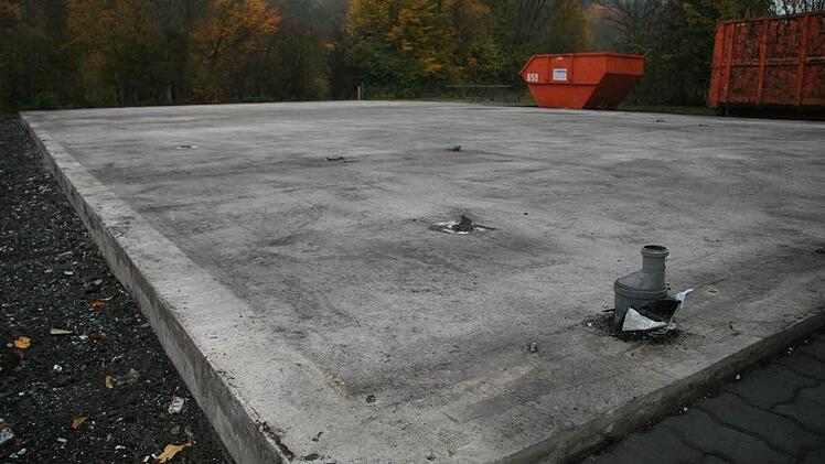 Kaum zu glauben, aber wahr: Nur noch die Bodenplatte ist vom Schützenhaus übrig. Sie  ist wieder verwertbar, haben die Gutachter der Versicherung festgestellt.