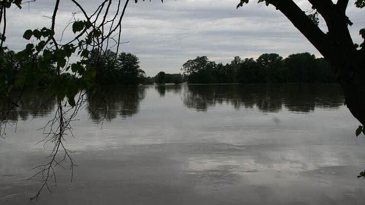 Lauf an der Aisch steht unter Wasser. Foto: Barbara Ganzmann