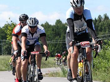 Stefan Kratkai (rechts) führt beim "Vätternrundan" eine kleine Gruppe an.  Foto: sportfoto.com