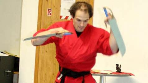 Sifu Milan Schirowski zeigt sein Meisterstück