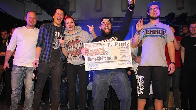 Die Gruppe "Cycoside" freut sich über den Gewinn des Bandcontests. Das Foto zeigt (von rechts) Schlagzeuger Frank Bauernschmidt, Gitarrist Andre Müller, Sängerin Nathalie Dombrowski und Bassist Jörg Bergmann zusammen mit Veranstalter Sebastian Hümmer von der Musicschool Kulmbach. Foto: Stephan Stöckel