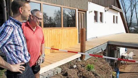 Die neue Tribüne ist fast fertig: Robert Bosch bei der Baustellenbesichtigung mit Tennisabteilungsleiter Wolfgang Pöpperl.