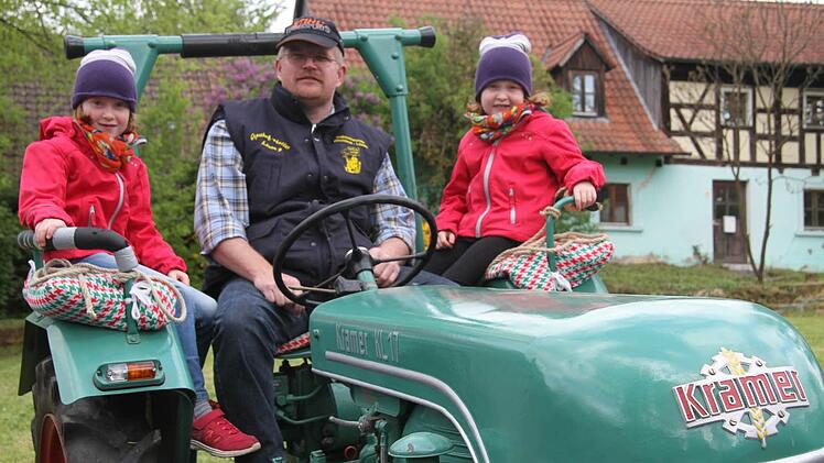 Matthias Held sowie die sieben Jahre alten Zwillinge Sophia und Lisa sind mit dem Traktor da. Foto. Sonja Adam
