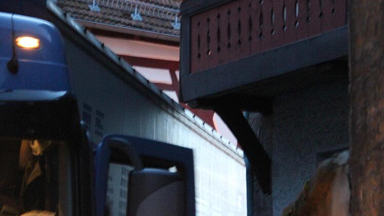 Der Sattelauflieger drohte am Balkon hängen zu bleiben.  Foto: Friedwald Schedel