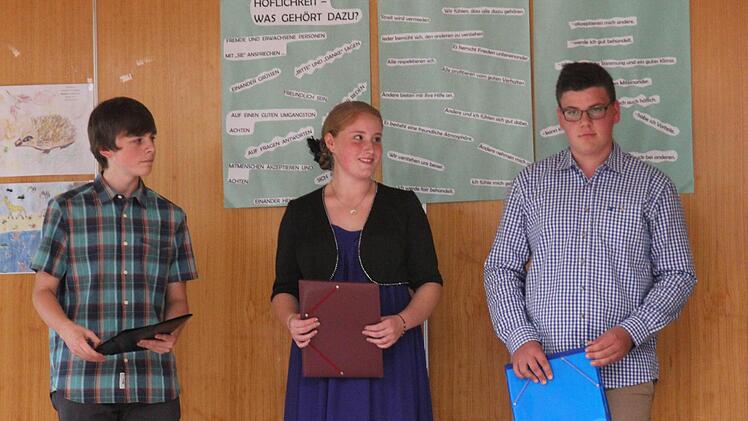 Die drei Besten der Abschlussklasse der Mittelschule Marktleugast (von links) Christian Mockert, Melissa Odörfer und Patrick Buß.  Foto: Klaus Klaschka