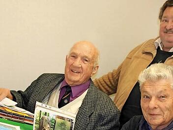 Klaus Röder (stehend) aus Grundfeld führt seit 2009 die Bundesgrenzschutz-Kameradschaft Coburg, der auch Alfons Grau (links) und Siegfried Rüdiger angehören. Alfons Grau hat zahlreiche Bilder und Dokumente über den BGS in Coburg gesammelt. Foto: Matthias Einwag