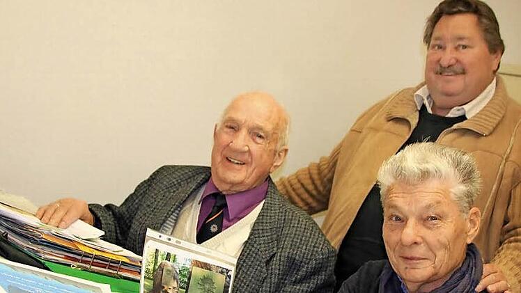 Klaus Röder (stehend) aus Grundfeld führt seit 2009 die Bundesgrenzschutz-Kameradschaft Coburg, der auch Alfons Grau (links) und Siegfried Rüdiger angehören. Alfons Grau hat zahlreiche Bilder und Dokumente über den BGS in Coburg gesammelt. Foto: Matthias Einwag