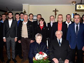Annemarie und Bernhard Zapf feierten in familiärer Atmosphäre ihre diamantene Hochzeit. Unser Bild zeigt das Jubelpaar mit Kindern und Enkelkindern, als Bürgermeister Robert Hümmer (vorne, rechts) namens der Gemeinde Altenkunstadt die Glückwünsche überbrachte. Foto: Dieter Radziej