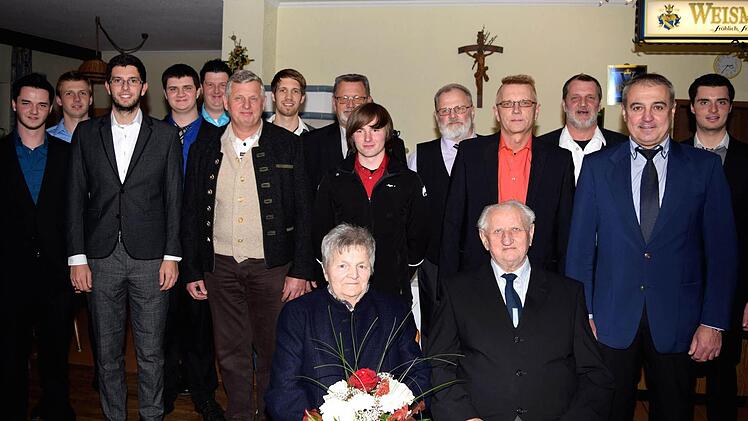 Annemarie und Bernhard Zapf feierten in familiärer Atmosphäre ihre diamantene Hochzeit. Unser Bild zeigt das Jubelpaar mit Kindern und Enkelkindern, als Bürgermeister Robert Hümmer (vorne, rechts) namens der Gemeinde Altenkunstadt die Glückwünsche überbrachte. Foto: Dieter Radziej