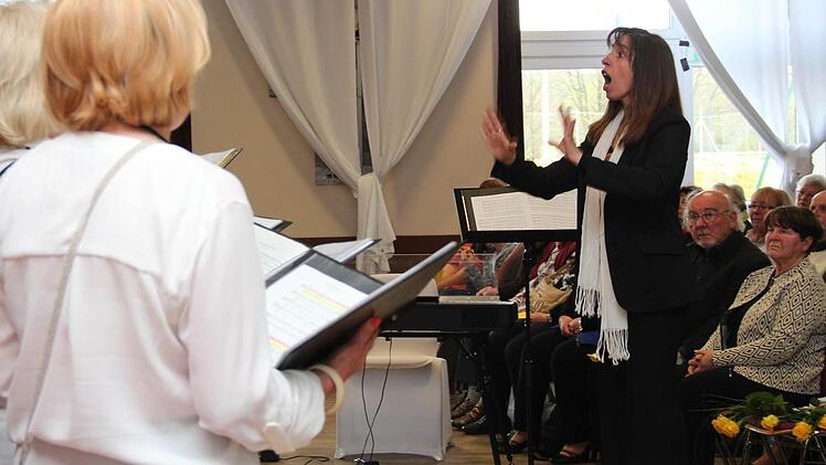 Dirigentin Maria Jóse Loza, rechts Ehepaar Emilie und Manfred Meier Foto: Johanna Blum