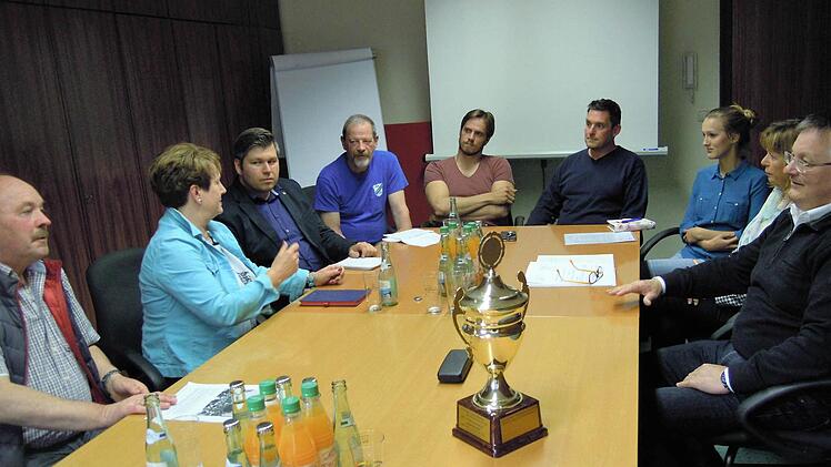 Letzte Einzelheiten werden diskutiert (v. l.): Heribert Jakobsche (v.l.), Brigitte Meyerdierks, Michael Worschech, Erwin Miller, Franziskus Gerr, Dirk Stumpe, Chalin Broux, Karin Bauer und Dieter Seban. Foto: Julia Raab