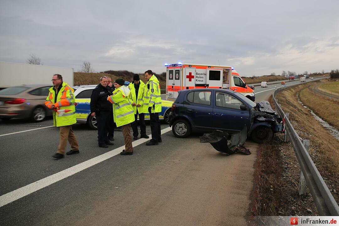 A9 bei Hof: Frau flieht vor Polizeikontrolle und baut Unfall