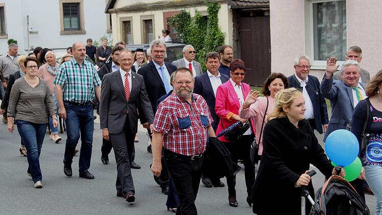 Blick in die Reihen der Ehrengäste im Festzug.