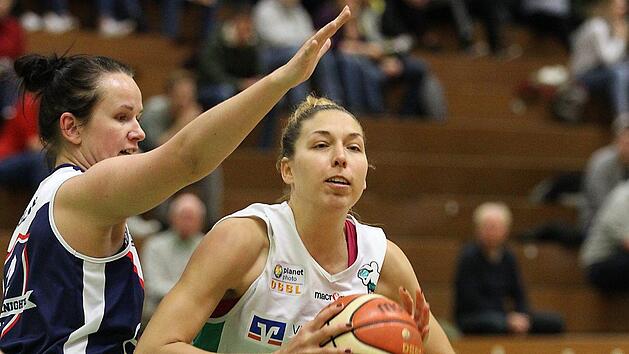 Etliche hei&szlig;e Derbys gegen W&uuml;rzburg erlebte die erfahrene Kraft in Reihen der DJK Brose, Svenja Zeis (r.), bereits. Foto: sportpress