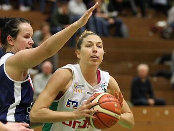 Etliche heiße Derbys gegen Würzburg erlebte die erfahrene Kraft in Reihen der DJK Brose, Svenja Zeis (r.), bereits. Foto: sportpress