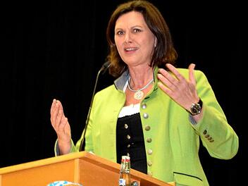 Vehement trug die Ministerin ihre Argumente für ein starkes Bayern vor.