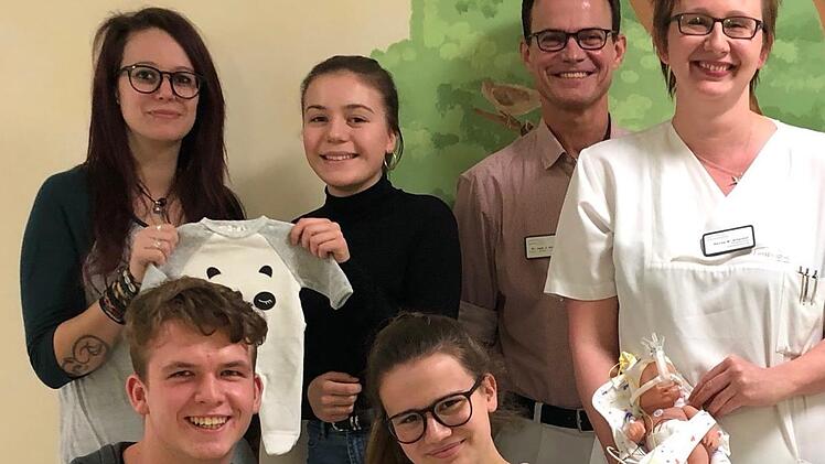 Betreuerinnen, Sch&uuml;ler, Chefarzt Dr. med. Johannes Herrmann und Stationsleitung sind begeistert &uuml;ber die Spende ans Perinatalzentrum im Leopoldina-Krankenhaus .  Foto: Elke Keim-Ruck