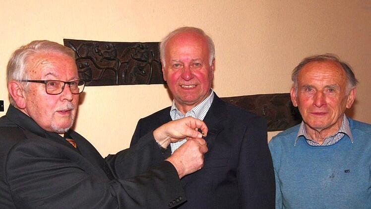 Seit 50 Jahren Mitglied ist Alfred Wacker, 60 Jahre Herbert Murk. Heinrich Fuchs übergab die Auszeichnungen.