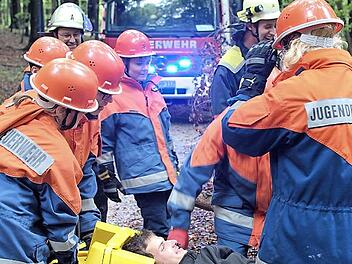 Die Jugendfeuerwehren retten eine angenommen verungl&uuml;ckte Person. Foto: Katja Priebusch