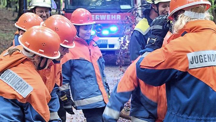 Die Jugendfeuerwehren retten eine angenommen verungl&uuml;ckte Person. Foto: Katja Priebusch