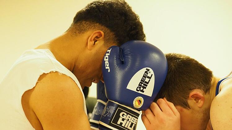 Meditation vor dem Kampf Links Mohammad Shadab und rechts Florian S&auml;wert. Foto: J&uuml;rgen Schmitt