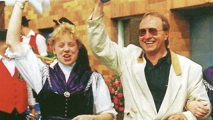 Als Landrat nahm Heinz Köhler regelmäßig bei Veranstaltungen, wie der Trachtenkirmes in Ebersdorf, teil.  Fotos: privat