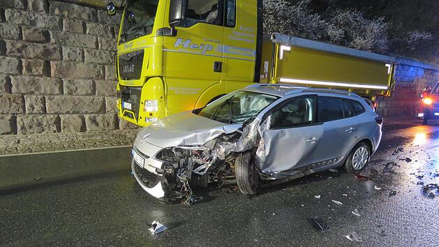 Das Auto des Unfallverursachers wurde total besch&auml;digt.