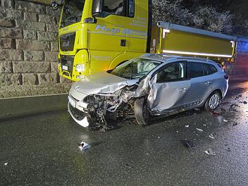 Das Auto des Unfallverursachers wurde total besch&auml;digt.