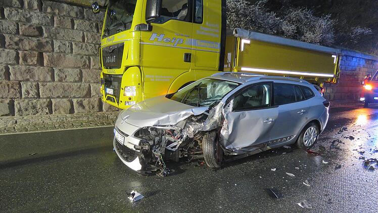 Das Auto des Unfallverursachers wurde total besch&auml;digt.